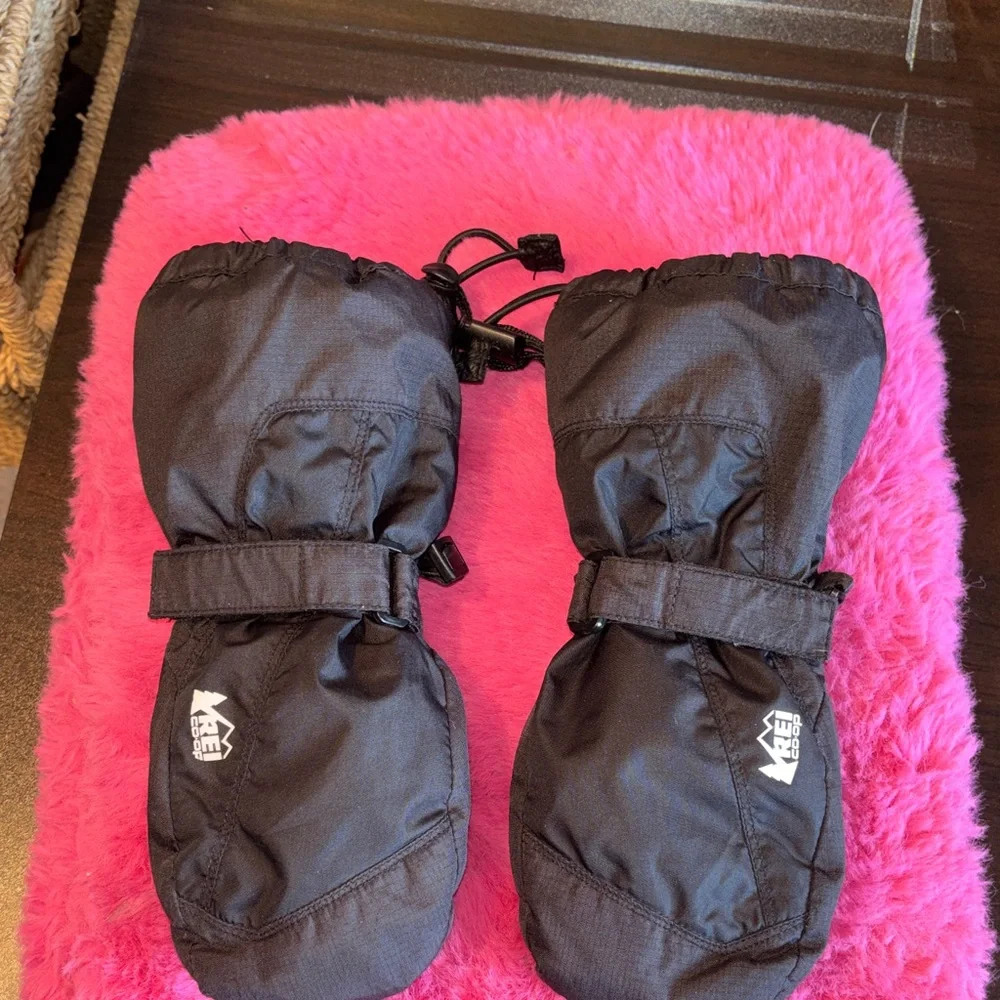 EUC REI KIDS BLACK MITTENS. velcro, cinch, wrist, wrap, cinching, arm strap, ex